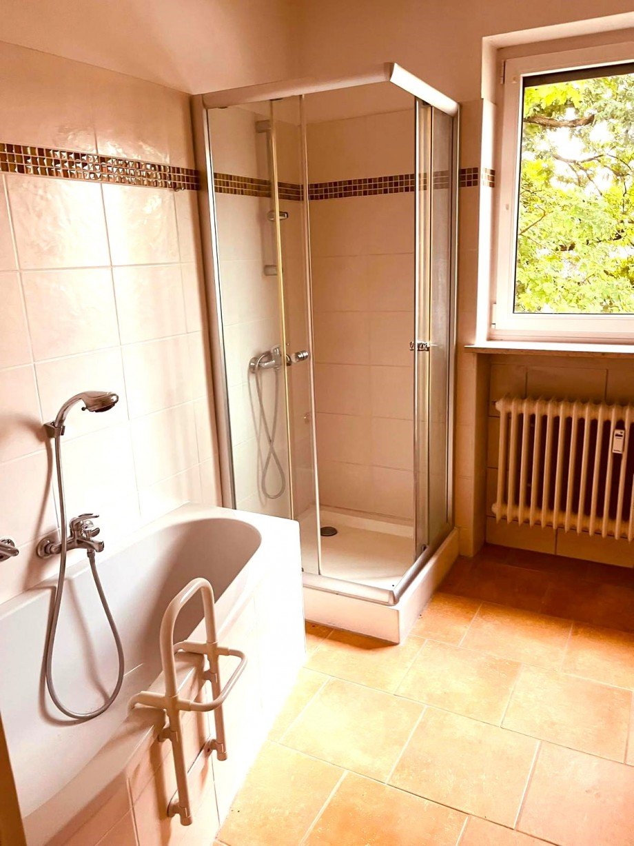 Badezimmer mit Dusche und Wanne Etagenwohnung Bad W�rishofen